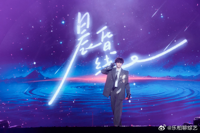 梓渝站在蓝光里梓渝站在蓝光里真的是帅的太有氛围感了呀，他的舞台照依旧是那么的