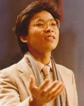 1984年，歌手张明敏听说国家筹办亚运会还差6个亿，二话不说卖掉自己房子和汽车，