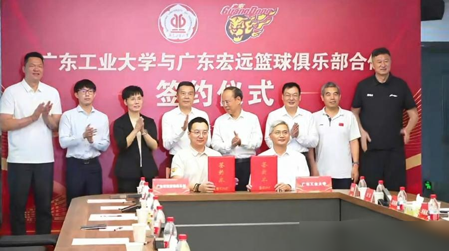 刚传出被宏远扫地出门，杜锋和朱芳雨就并肩杀回来了！前阵子网上传得沸沸扬扬，说这俩功勋双双被俱乐部解雇