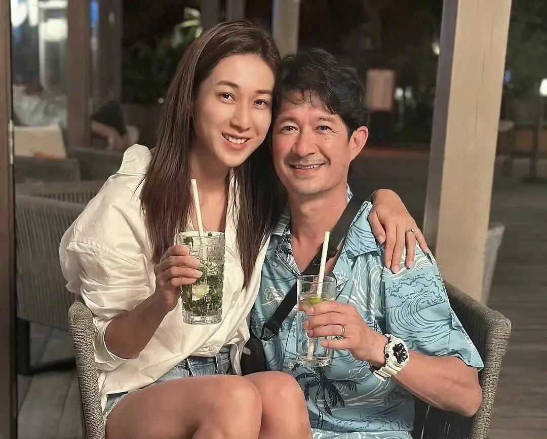 第一次在社交平台上看到钟嘉欣的老公，她老公好面善。钟嘉欣先后为他生了三个儿子，她