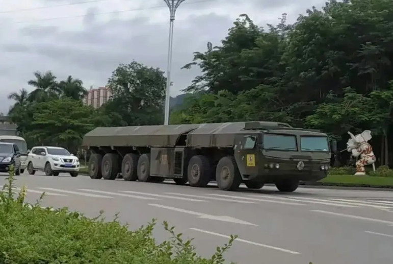 新一代高机动导弹运输车曝光网络上流出的新一代机动式导弹发射车，外形可以说和美军