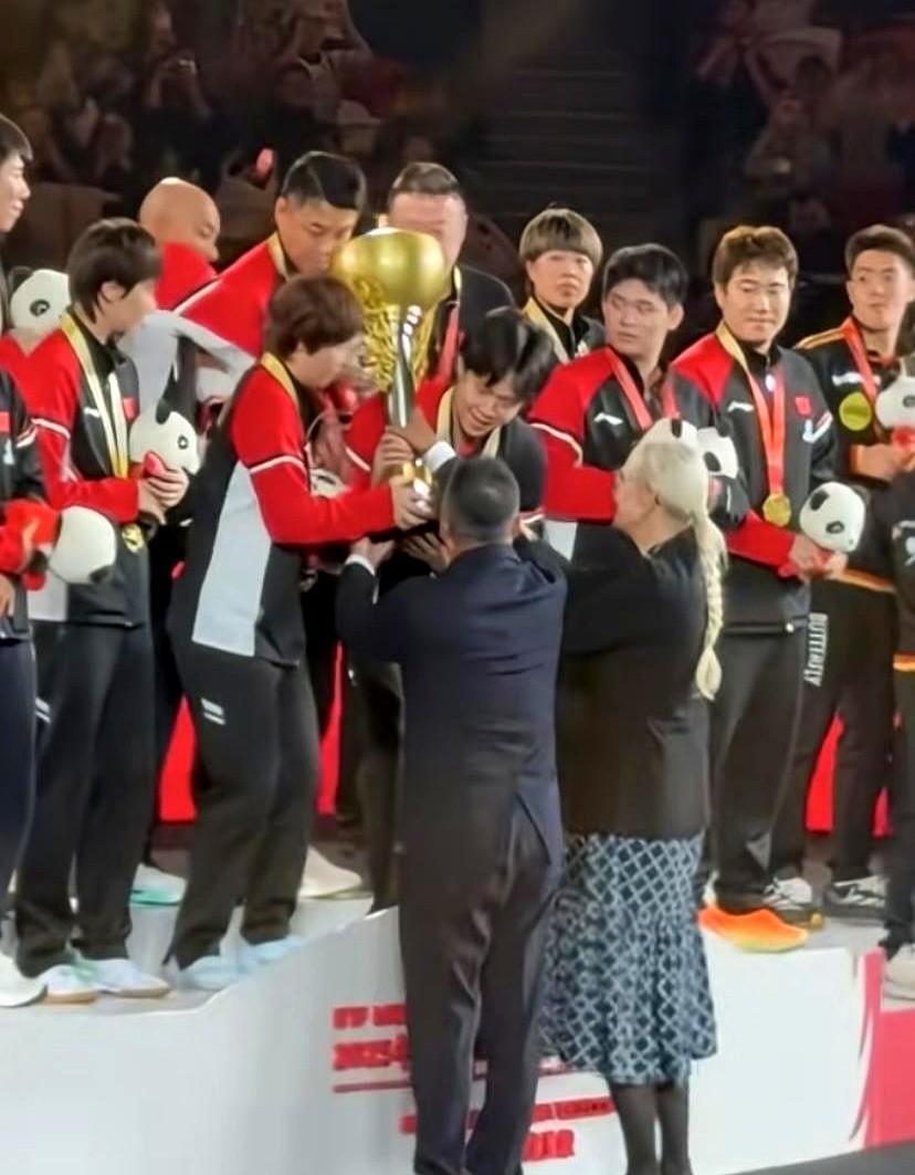 所有人都在讨论刘国梁的肚子。但所有人都盯错了地方。他的身材，根本不是自律问题