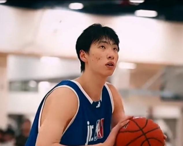 青岛提拔潜力内线，李俊贤接过杨瀚森接班人标签青岛男篮新赛季正式将18岁的李