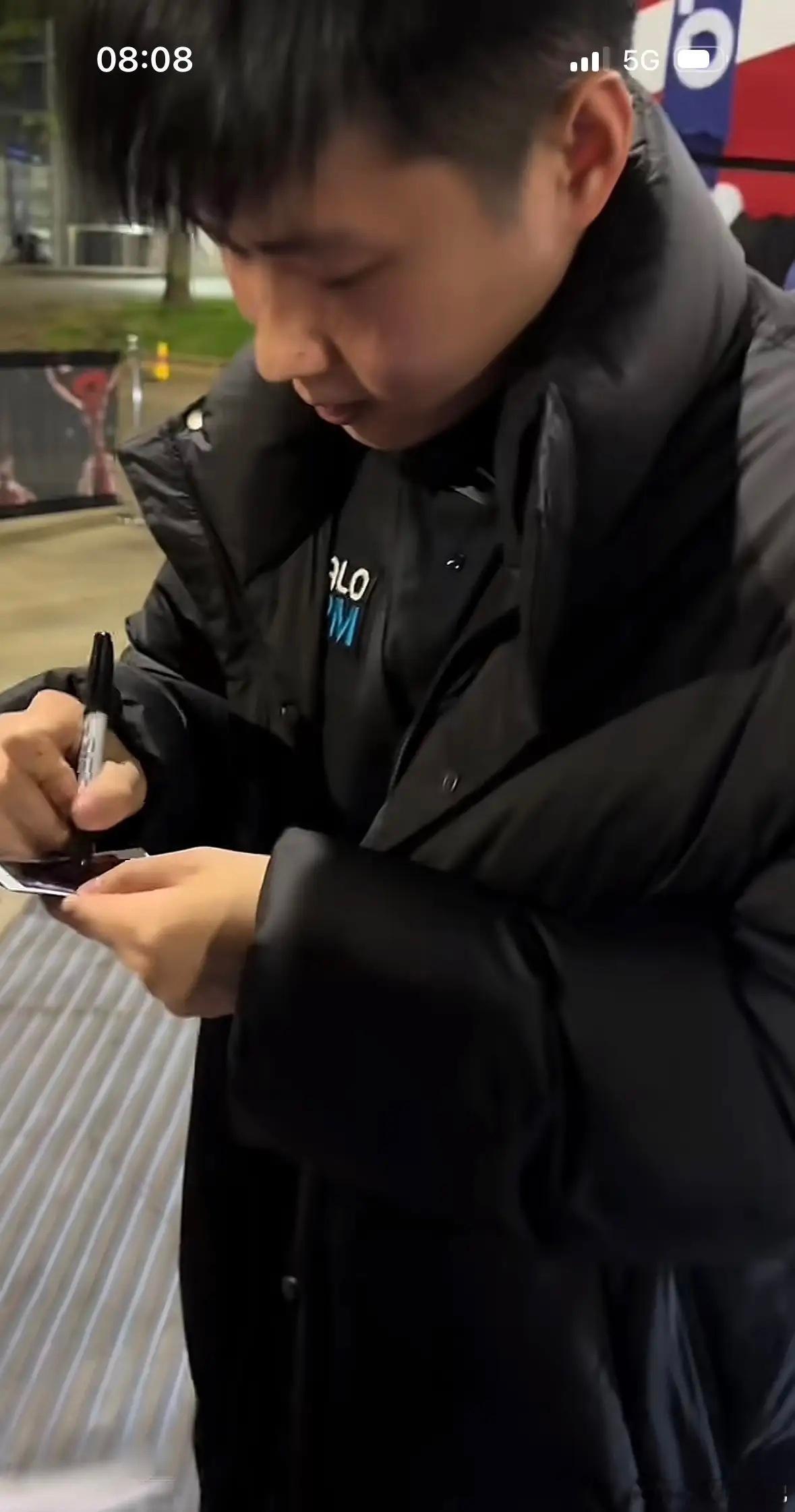 赵心童尽管输掉了比赛，无缘四强他的人品与格调仍让人钦佩，赛后赵公子不仅没有一点压