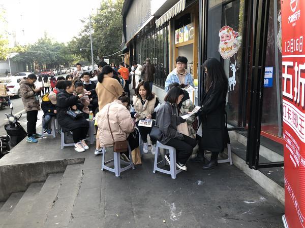 最近热议的餐饮新规，很多人存在误解，并不是居民楼下所有餐饮店全部关停。8月