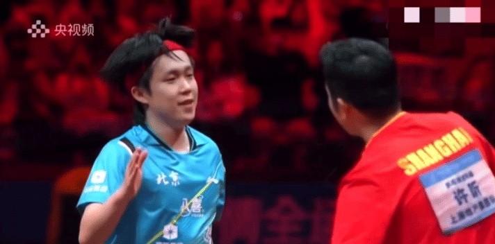 王楚钦跑着去和许昕握手拥抱，而许昕放下球拍去迎接他的这一刻，泪目了！比赛结束，