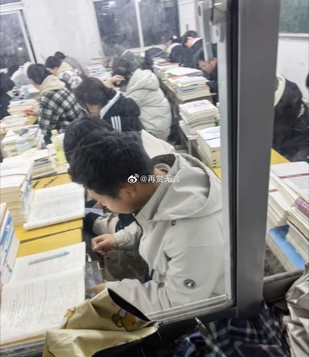 这是高三晚自习？读书找出的路，怕是通向了手机里。父母血汗，喂了狼心。