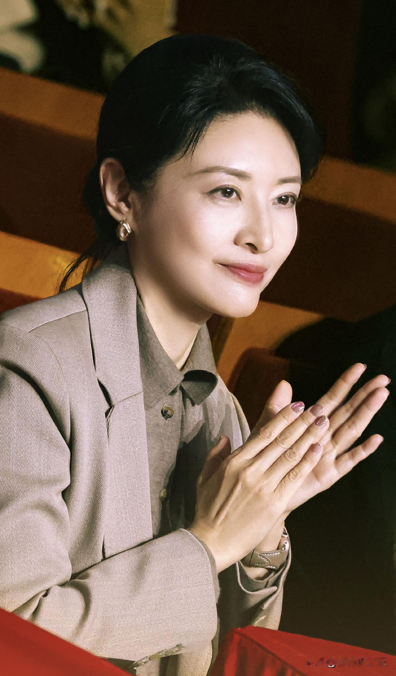 周涛国泰民安式大气，从主持人到管理者、导演一共17次主持央视春晚是国内主持