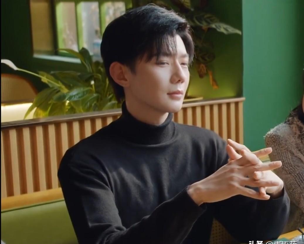 游主任张嘴接烟那一下，我直接看麻了。樊少把烟递过去，游书朗头都没抬，嘴唇碰到过