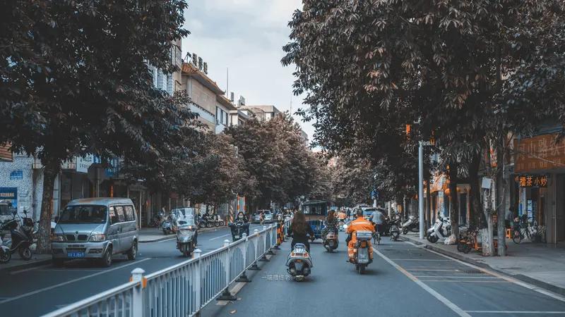 夫妻俩都是教师，都是副高七级，在县城生活简直不要太惬意。作为一名县城中年教师，