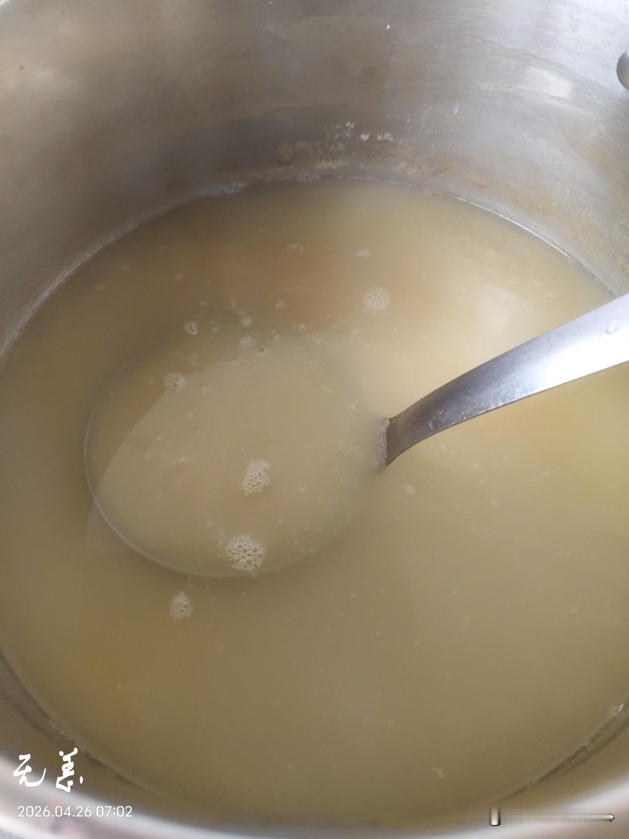 我有一个问题，您说熬小米粥，到底是开锅以后放米，还是凉水就放米。除了糁子粥是水