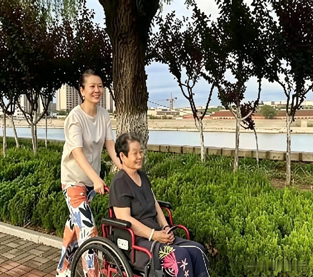 武汉东湖绿道碰见郑卫莉，推着轮椅陪老母亲遛弯。她是杜淳后妈、杜志国老婆，回老家尽
