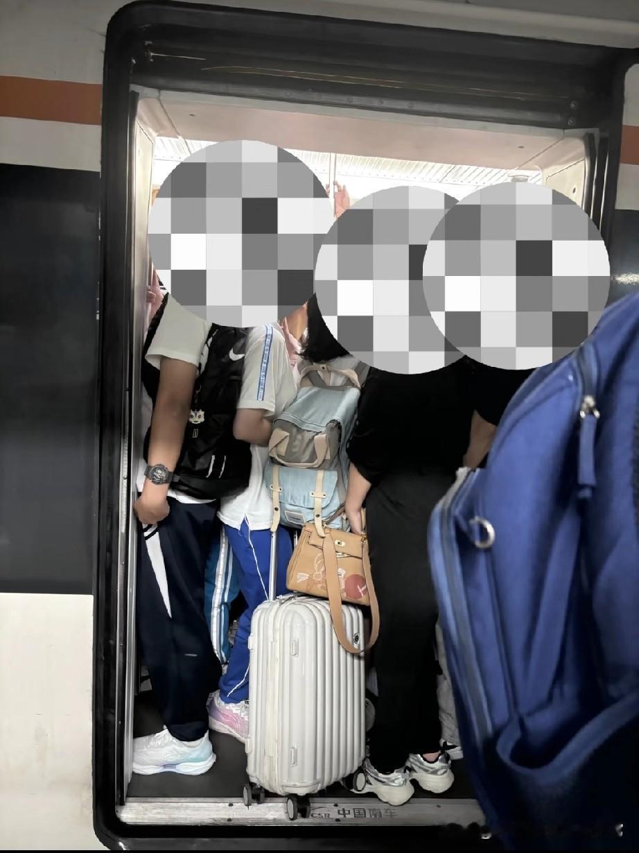 真的要报警了晚高峰减车次！晚高峰地铁挤成“沙丁鱼罐头”也就算了，现在连城
