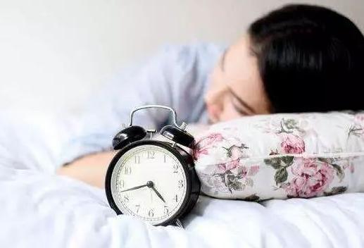 说一个大家常见，必须面对，却又往往会被忽视的问题：睡眠。睡眠是生活中每个人都