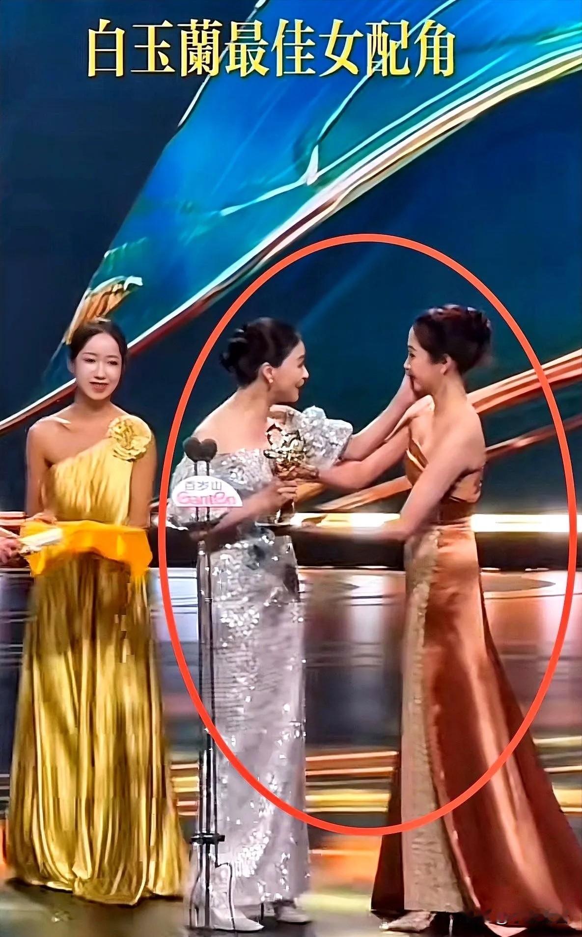 乖乖，闫妮穿性感蕾丝被网友吐槽不合适，没想到，宋佳的行为更大胆。[捂脸哭]今年