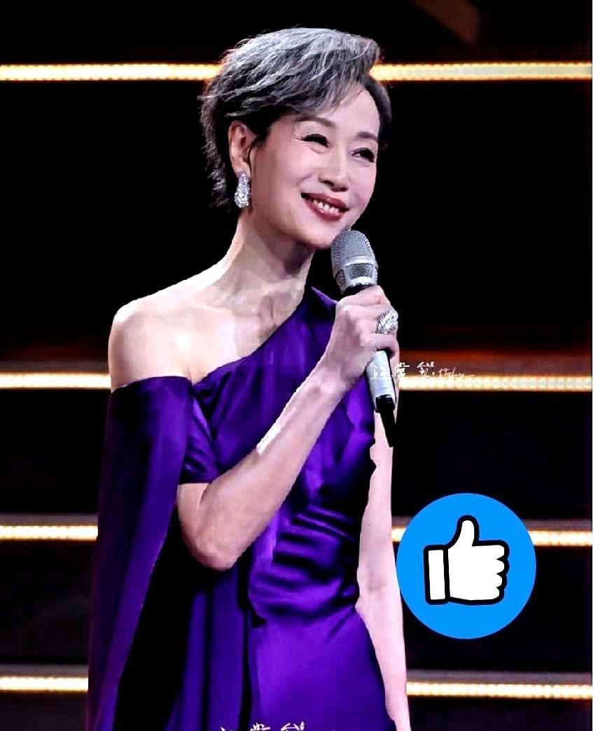 她62岁穿深V亮片裙上台，有人说不得体，结果3000多人私信说：你帮我穿上了这辈