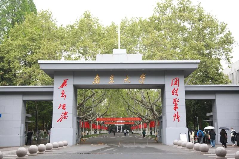 为什么南京的大学校园都是封闭的?大学校园里面有各种体育文化设施场地，是老百姓的税