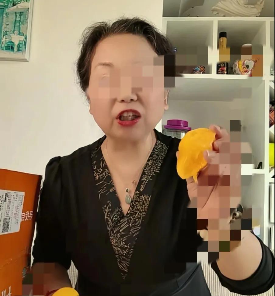 老杜委屈地说，有人从经济上封锁她，名誉上诋H她。老杜直播，非常地委屈，她说有人