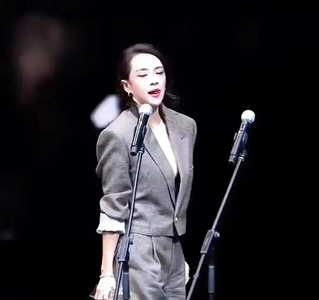 旧衣毛球没剪，她照样封神戛纳章子怡把三年前的羊绒外套又穿出来，袖口起球，外