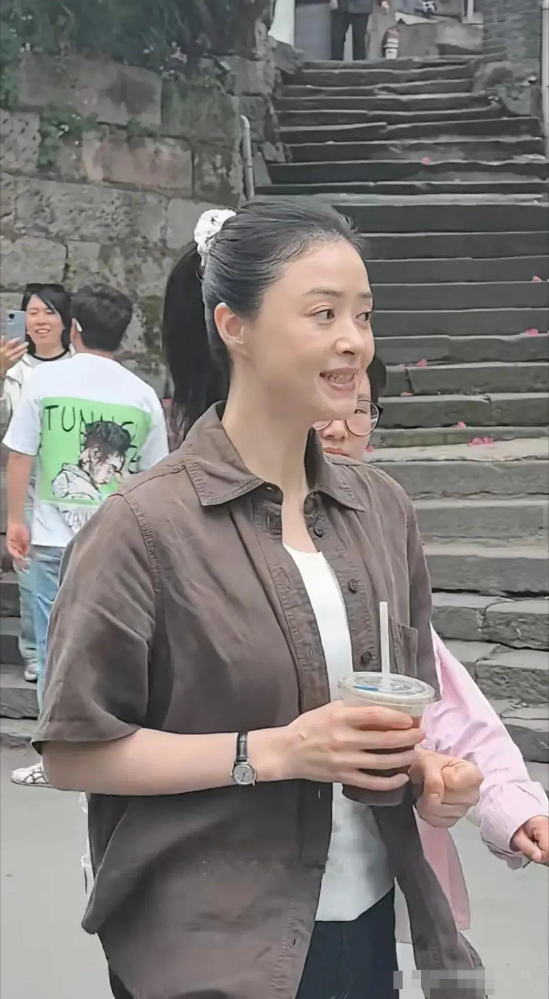 线下看到蒋欣素颜，简直太幻灭了，仪态还是不错的，就衣服土土的