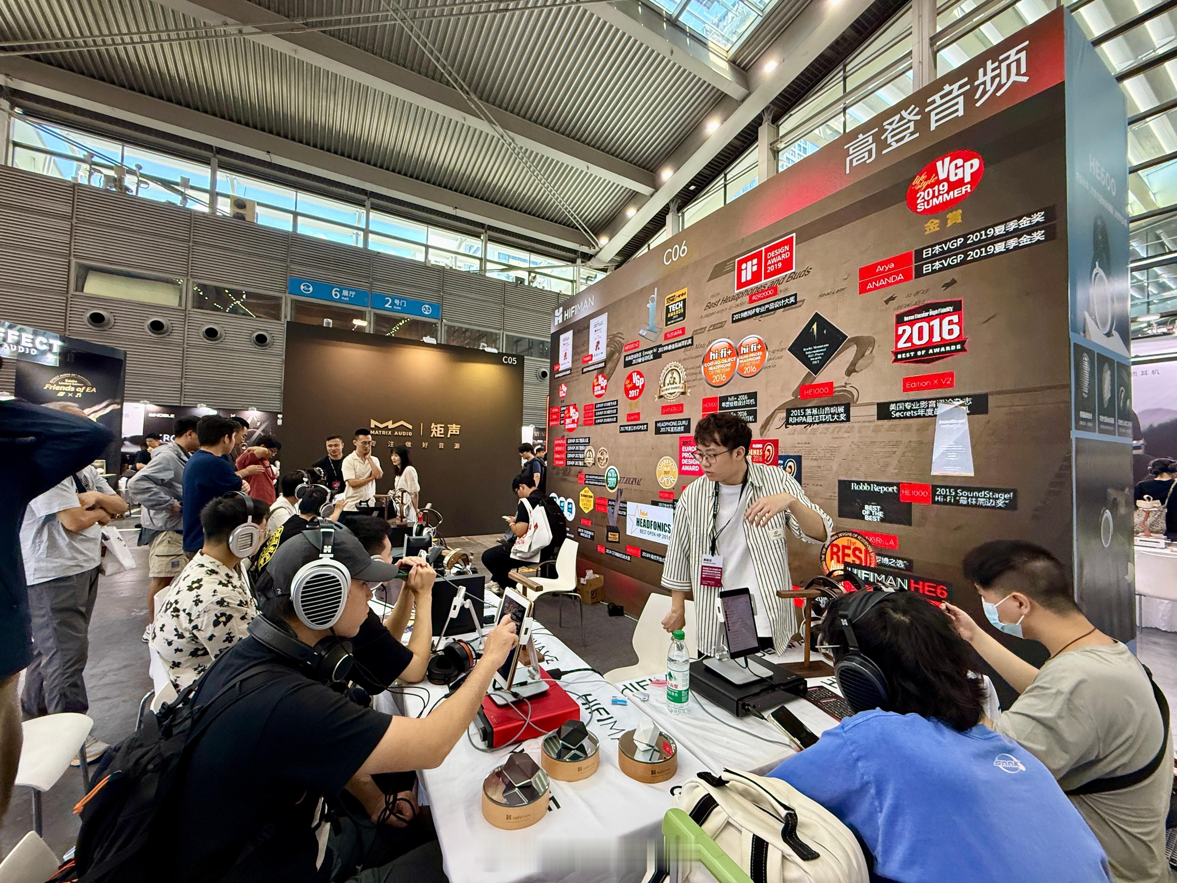 现在最火的真男人耳机是哪一只？我想多数人会脱口而出HE600。HIFIMAN展位