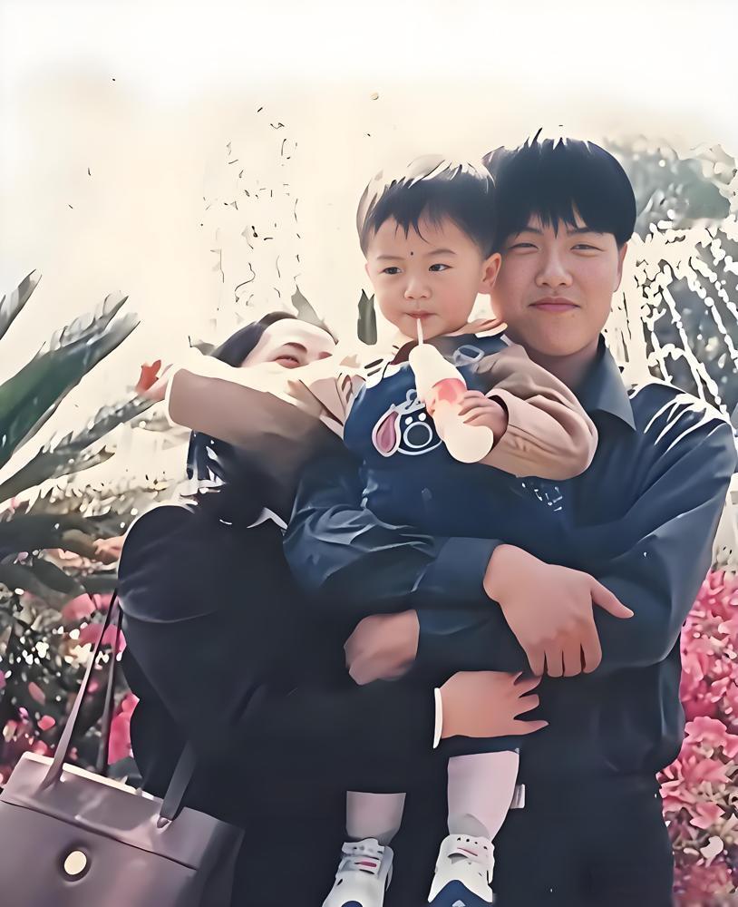 别再吹张凌赫原生家庭了，他妈一句话，让他从小就没安全感。你考了高分，她不夸你