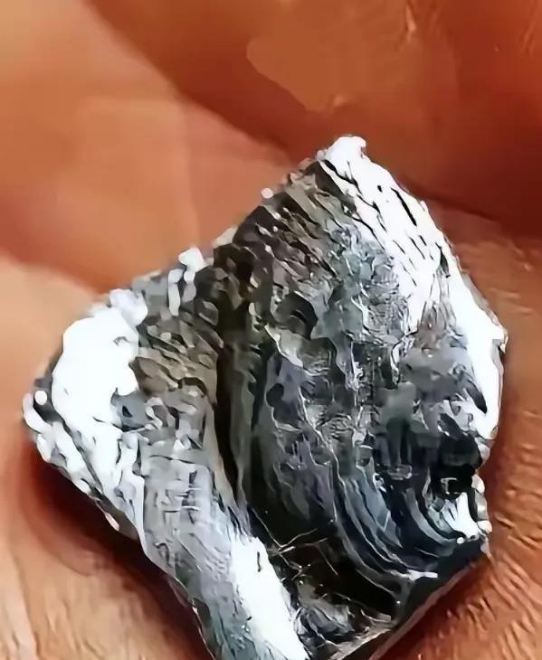 中国海关今晚可能整宿没合眼。刚在港口截获25吨伪装成医疗器械的锑锭，转头又发现6