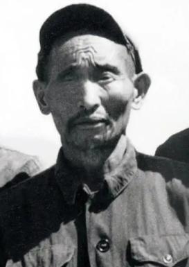 1965年，彭德怀元帅推开病房门，看着眼前这个右眼失明、衣衫褴褛的老人，眼眶瞬间