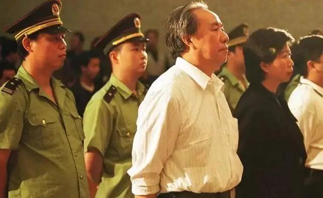 被判有期徒刑18年的“中国首富”牟其中，在2016年终于刑满释放，谁料在监狱门口