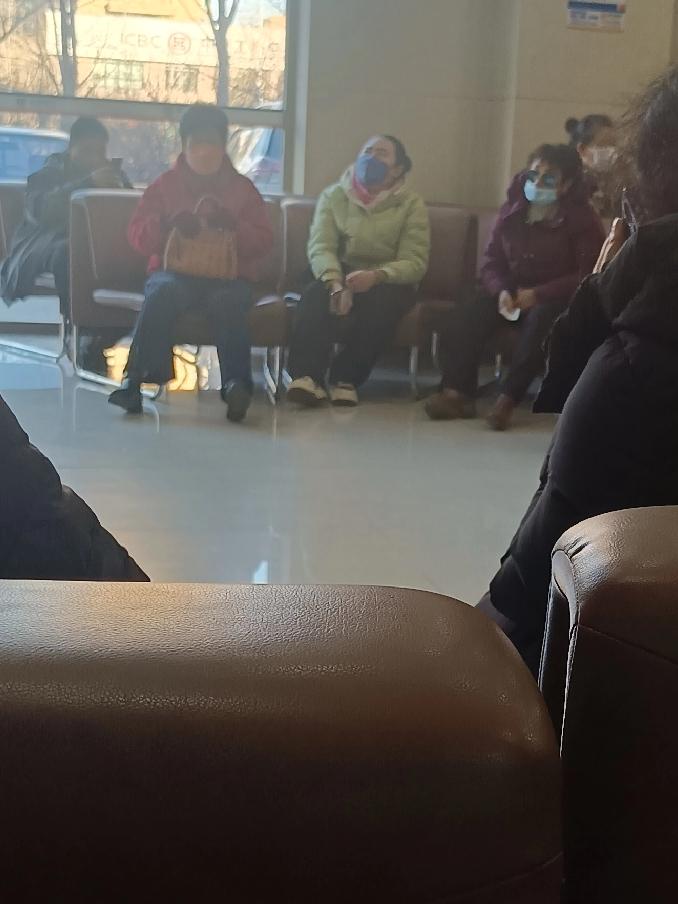 我发现现在真是女人当家的多啊！去银行办事，我数了一下，大厅里一共三十四人，其中