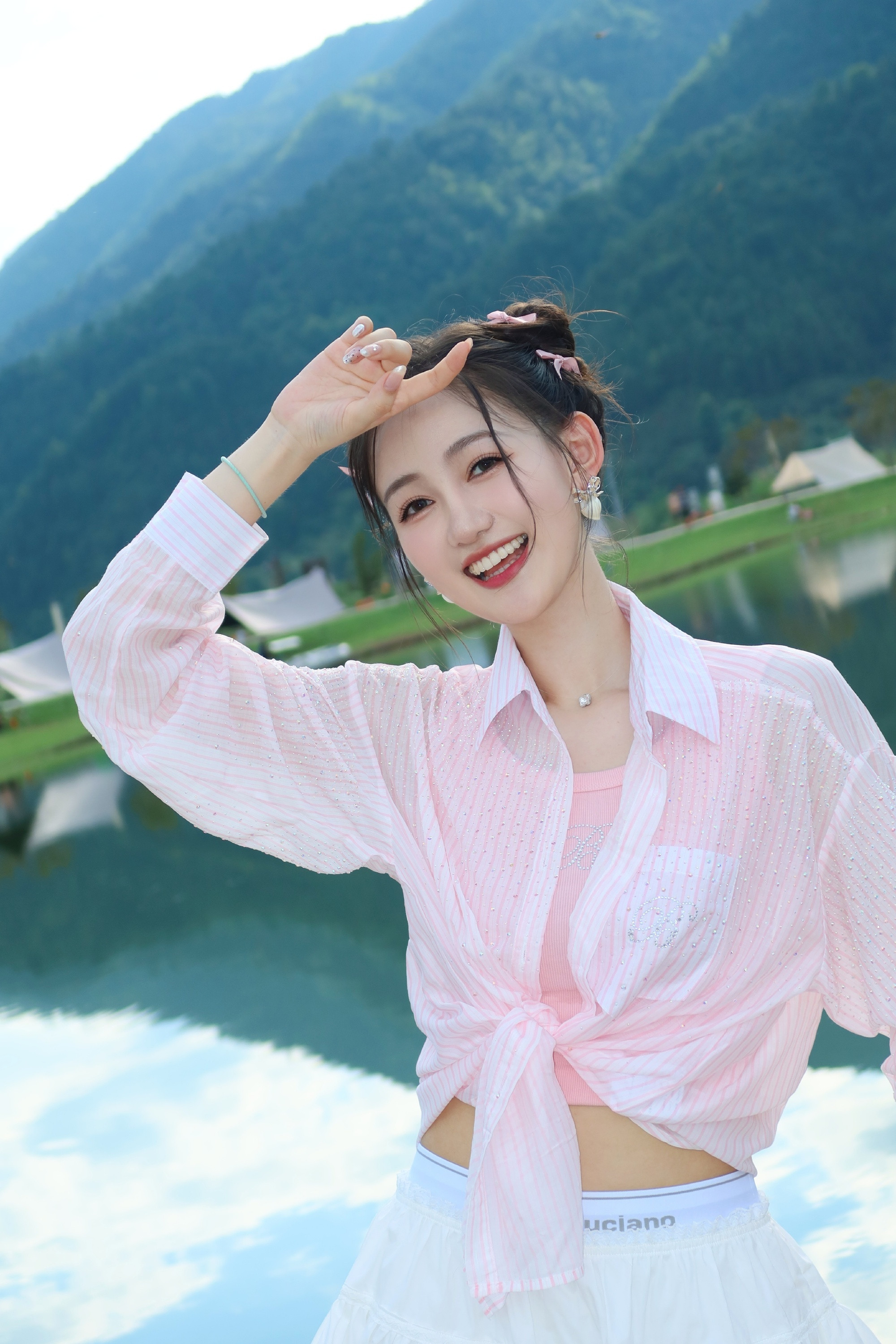 马萱，鲜亮白色短裙穿搭，甜美青春的主持人​​​