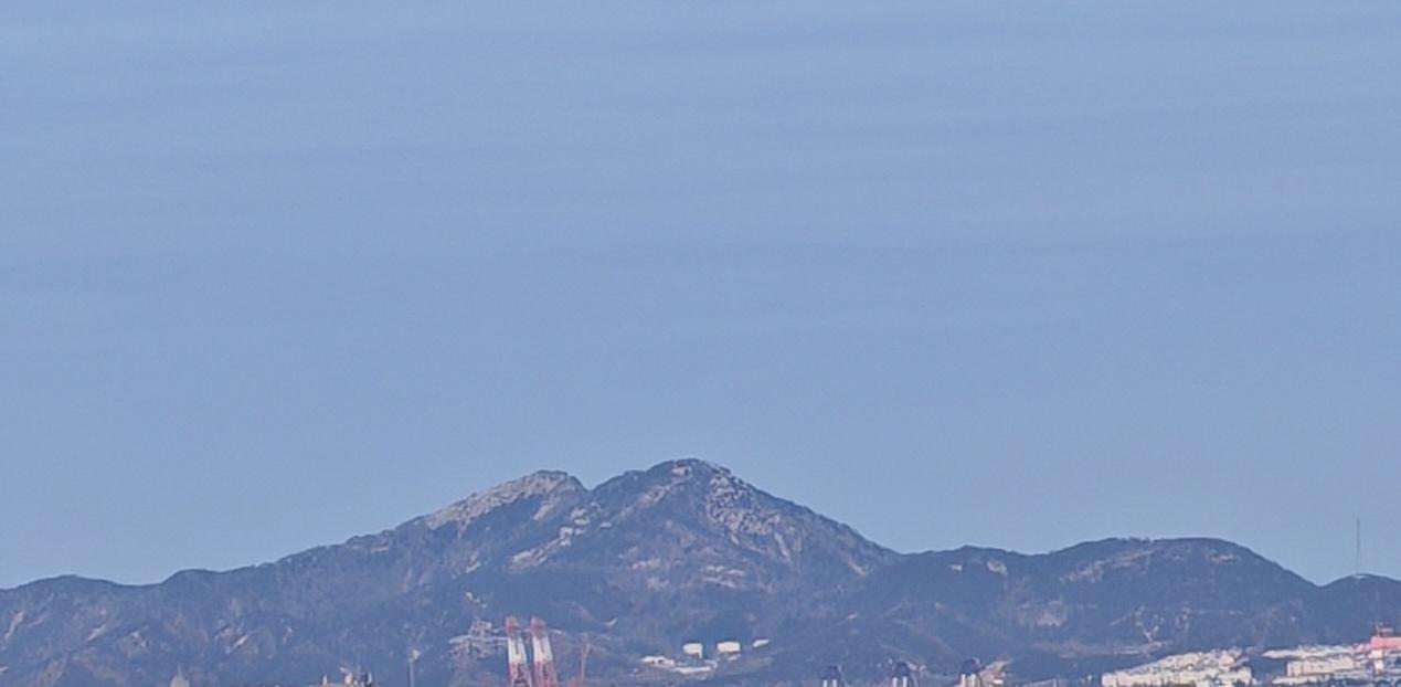 远眺芝罘岛像一个仙女躺在那里，用温柔身躯抵挡着海浪、海风对烟台市区