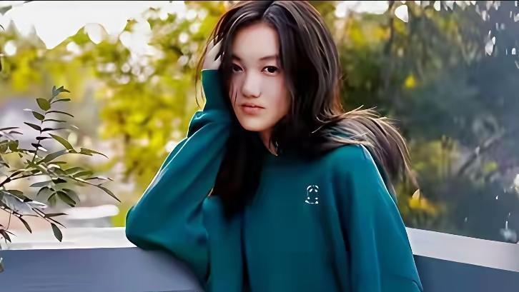 李嫣下单了那张茶台，微信发过去一句：“爸，8%记得留着。”直播间42万人屏住