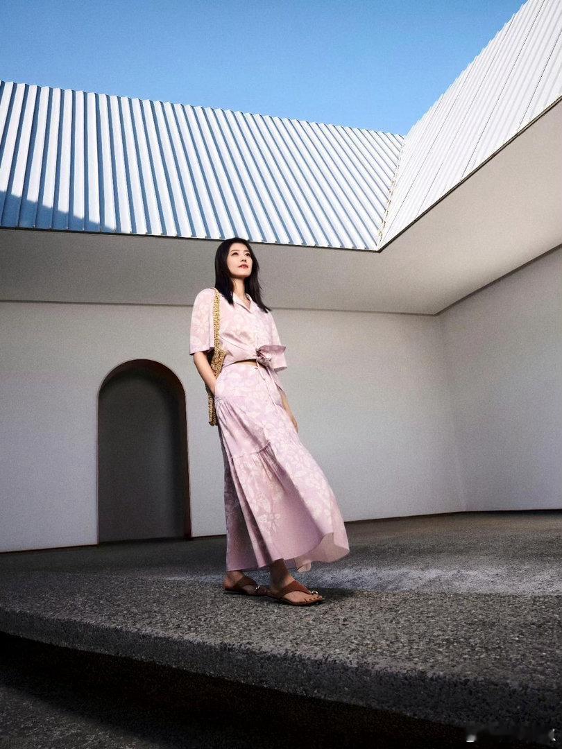 高圆圆这组时尚大片太绝了！淡粉印花套装上身，温柔松弛感直接拉满，氛围感拉满～