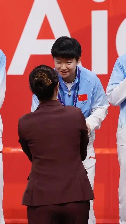太感人了！颁奖嘉宾给孙颖莎挂奖牌时，说了一句话令人泪目。 这场女单决赛结束后