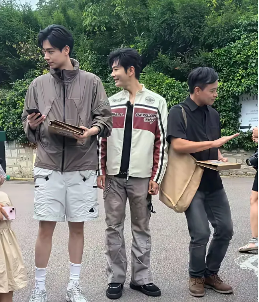 黄晓明身边的这位帅哥是谁啊？我感觉从身高到颜值都比黄晓明高一筹，大家看看是不是。