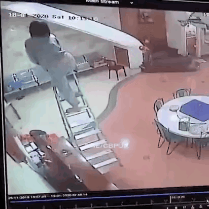 身体很柔软可是别忘了你在梯子上