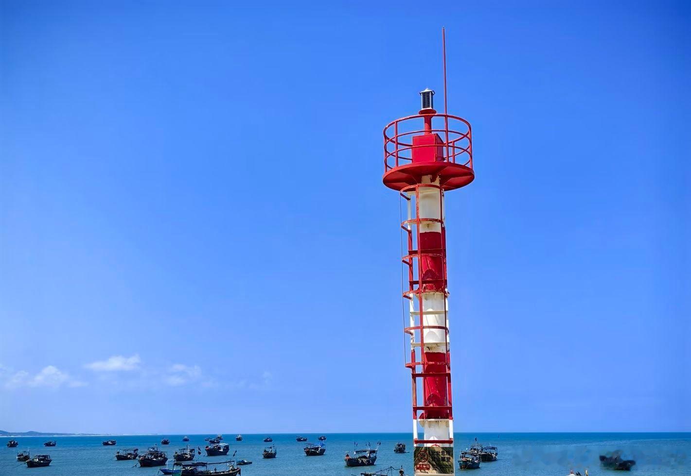 三亚的浪漫，是清晨橘红朝阳跃出海面时的温柔，是傍晚落日把天空染成橘子海的治愈。海浪拍打着沙滩，椰林在