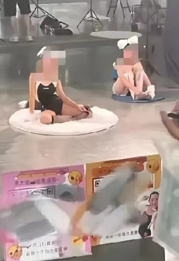 广州中山，一漫展上出现让人惊愕的一幕，女童衣着暴露，并且在直播拍照。工作人员发现