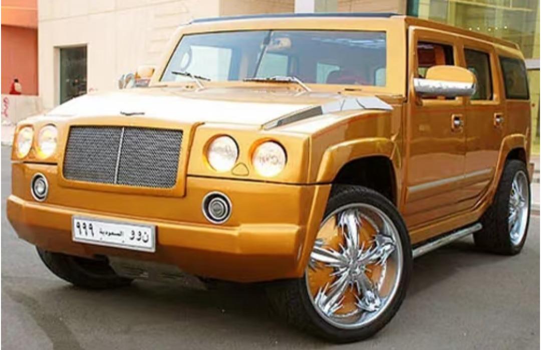 这是网友2008年在迪拜发现的一辆悍马H2改装的宾利SUV。挺酷、挺迪拜