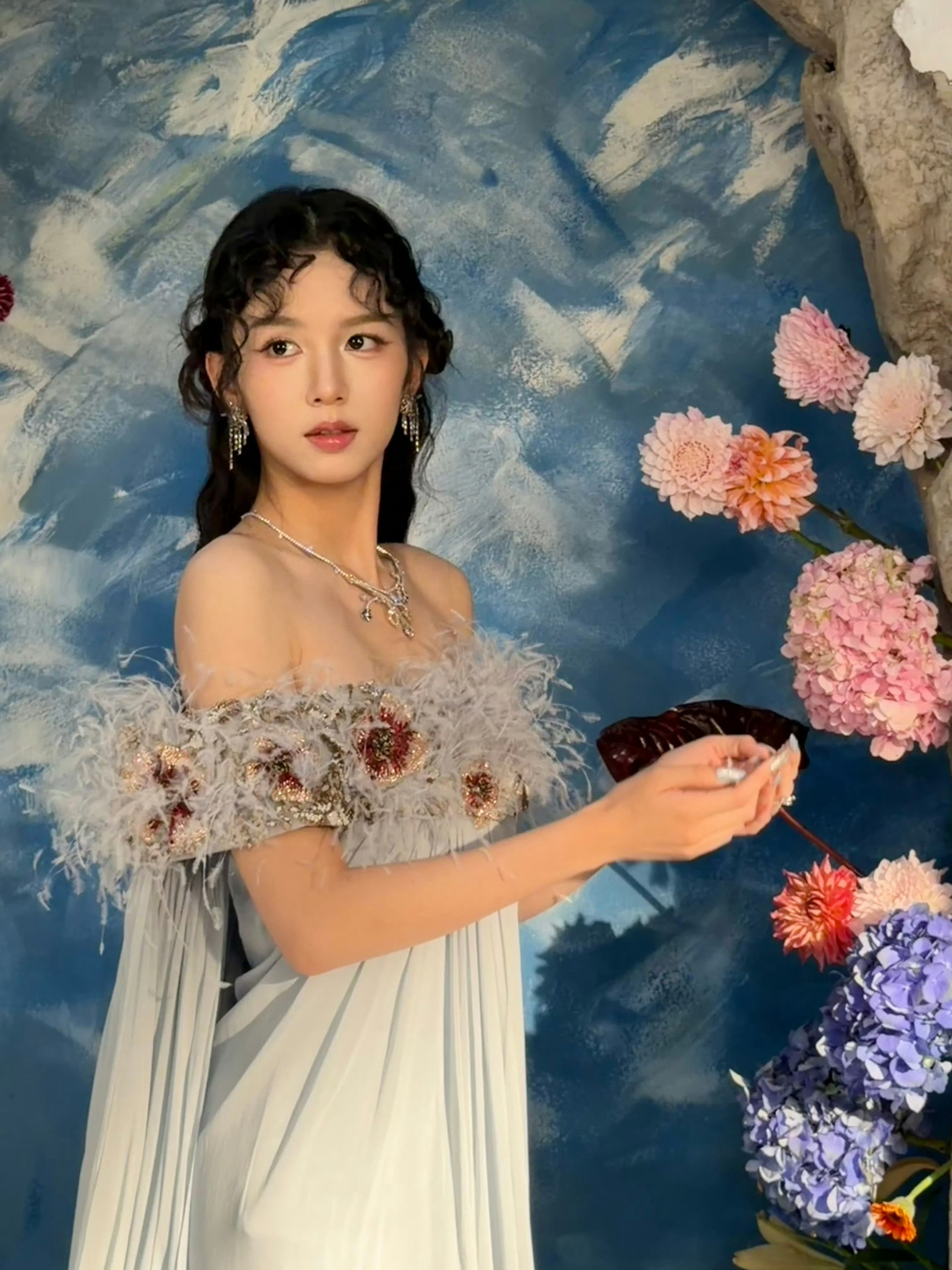 周也油画神女谁看了不喊一句绝！周也白纱羽毛裙也太仙了，油画神女本人，清温柔雅直