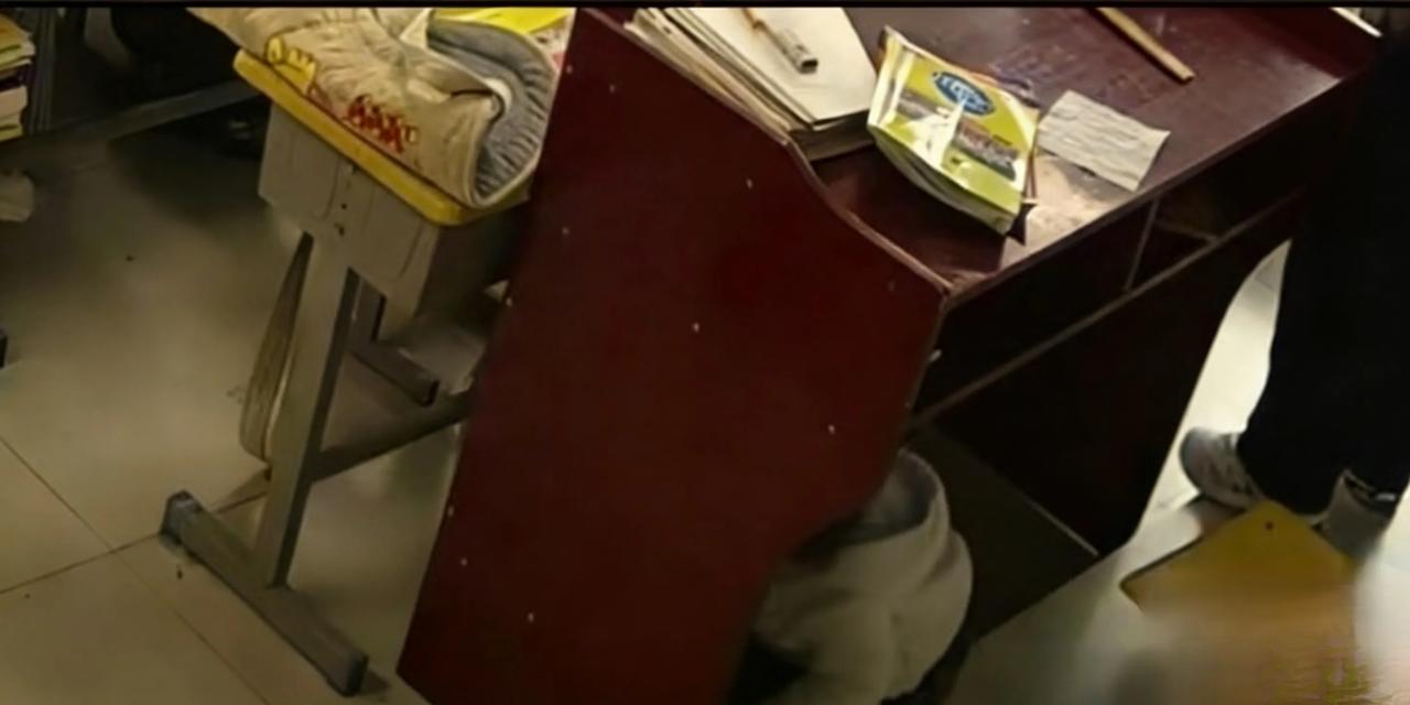 老师竟把亲生孩子藏讲台下，真相曝光后，没人骂他，全哭了家人们，刷到这条视频先