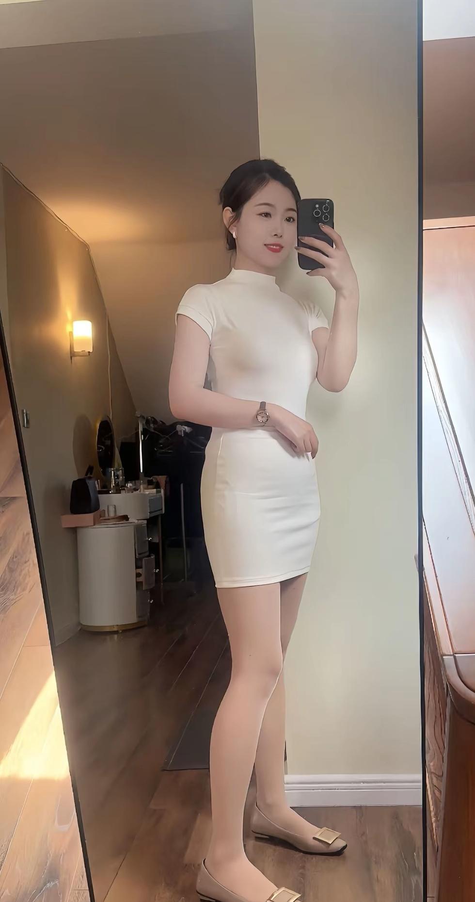 优雅白裙穿搭，简约时尚，镜中自拍的魅力！
