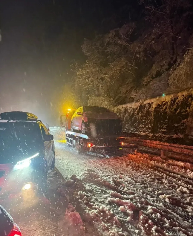 河南这场大雪！高速直接瘫痪，密密麻麻全是被困的车，一眼望不到头。我没办法，只能下