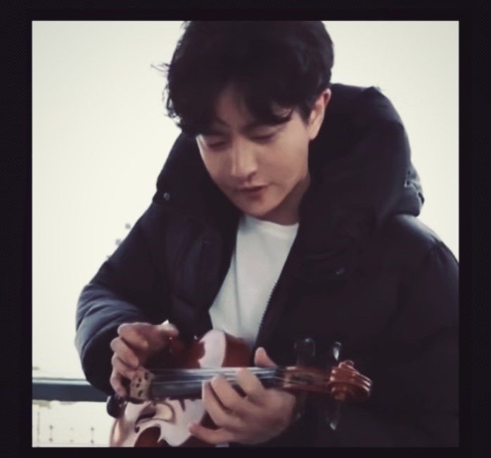 突然get到了郭京飞刚才刷到郭京飞年轻时的视频合集，刷着刷着就愣住了……这种带点