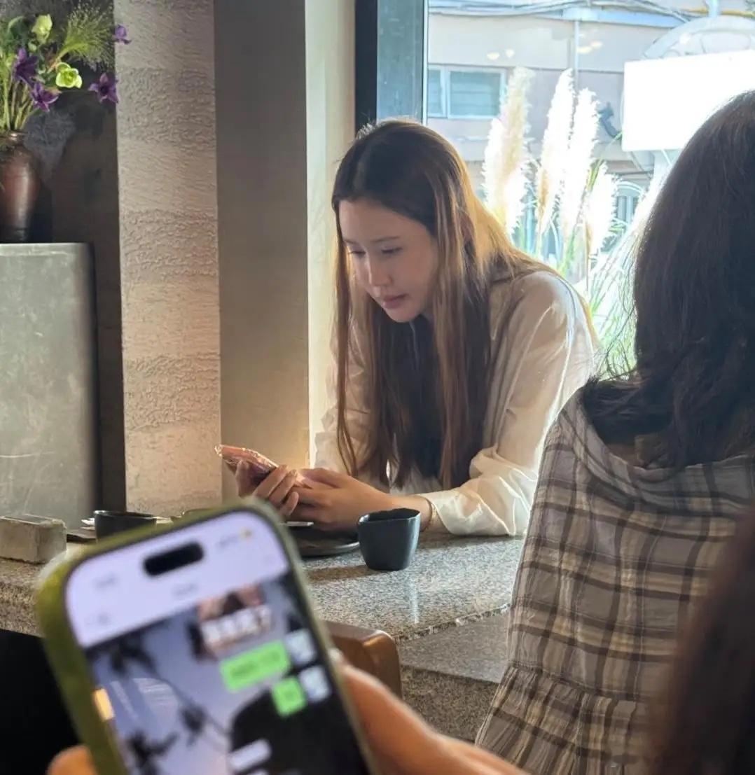 42岁韩国女星李多海在上海一间咖啡店被偶遇，她打扮休闲简约，披着棕色直长头发，显