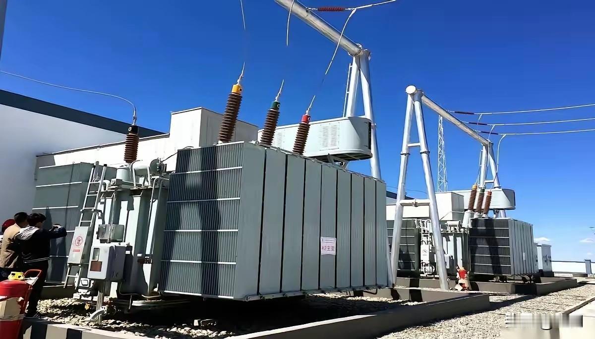 最魔幻的一件事发生了。美国人一边咬牙切齿地给中国产的变压器加了104%的关税，