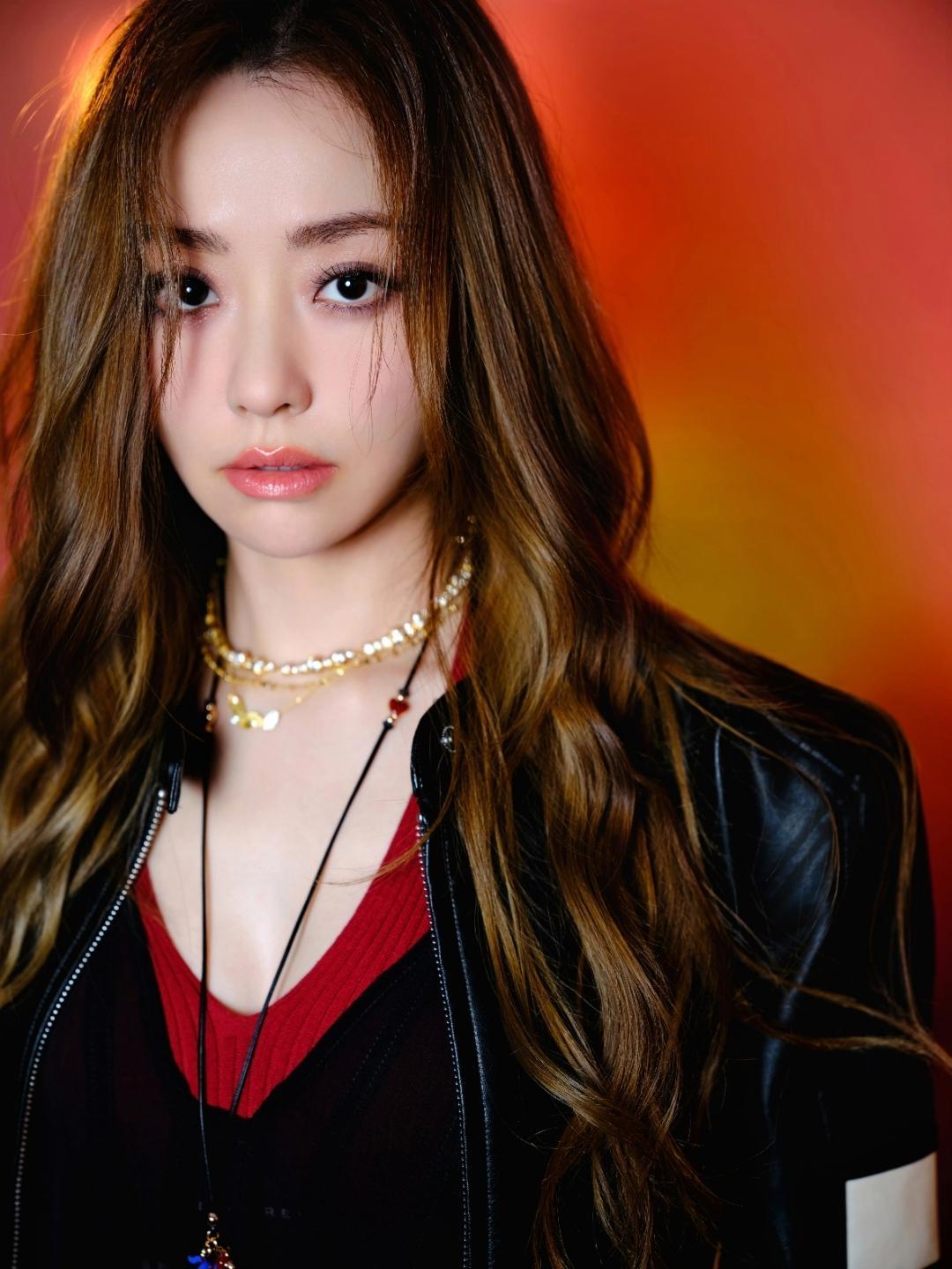 张靓颖｜霓虹光影里的酷飒格调在橙红与紫蓝交织的霓虹光影里，张靓颖化身都市夜行