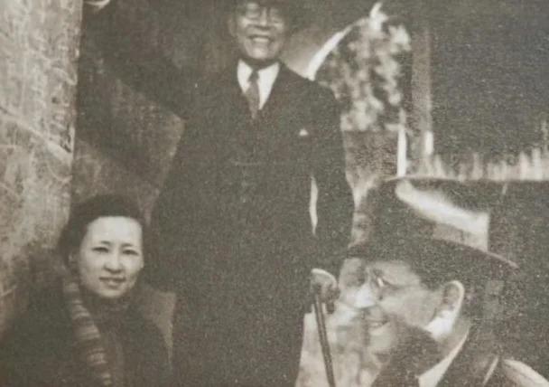 1941年，金岳霖前往四川李庄看望林徽因。那时候，林徽因跟着中国营造学社，落
