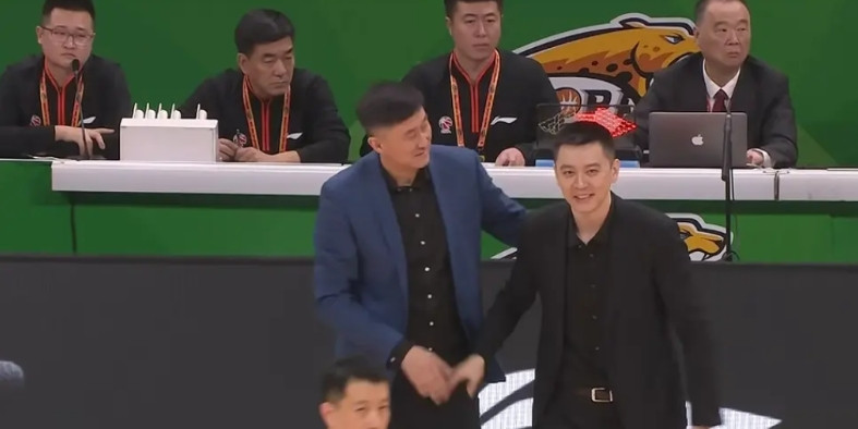 四连败就辞职，杨鸣耐心还是不够！依我所见，杨鸣应该跟杜锋学一学，想想广东三连冠后